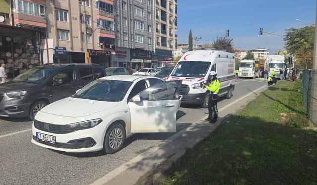 Bursa'da tırın otomobile çarpması sonucu 5 kişi yaralandı