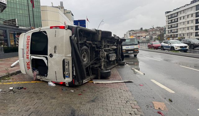 Devrilen minibüsteki 2 kişi yaralandı