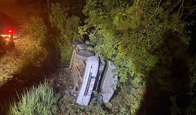 Devrilen otomobildeki 3 kişi yaralandı