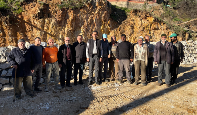 Pamukova Hüseyinli Mahallesi’nde Taş Duvar Çalışmaları Devam Ediyor
