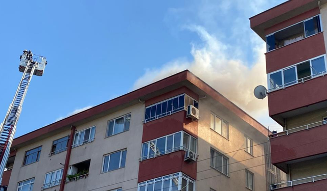 İzmit’te 7 Katlı Binanın Çatısında Yangın Paniğ
