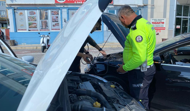 Yolda kalan ailenin imdadına polis yetişti