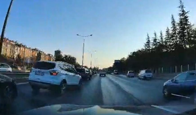 Eskişehir’de yavaşlayan SUV’a arkadan çarpma anı kamerada