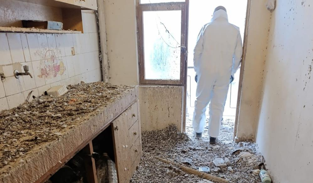 Kimsesiz Kadının Evi Çöp Ev Haline Geldi: 1,5 Kamyon Çöp Çıkarıldı
