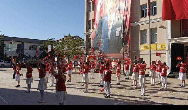 Sakarya Uğur Okulları’nda 29 Ekim Coşkusu