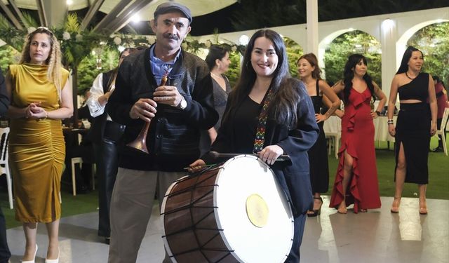 Zurnacı baba ile davulcu kızı düğünlere renk katıyor