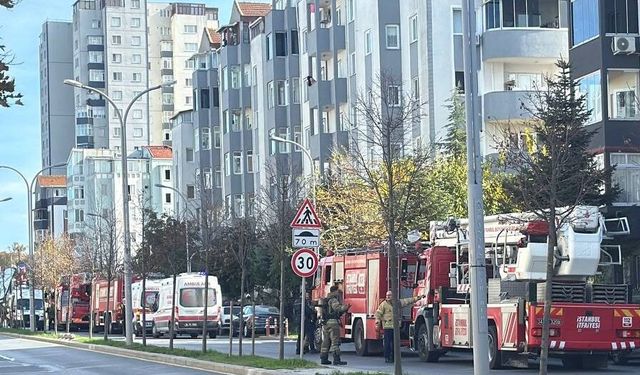 Başakşehir'de sitede çıkan yangında 2 kişi dumandan etkilendi