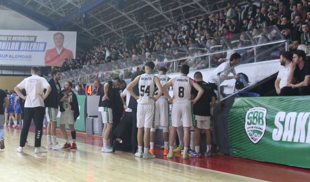 Sakarya Büyükşehir Basketbol Takımı, Taraftarıyla Coştu: Ege Üniversitesi Daçka’yı Farklı Yendi