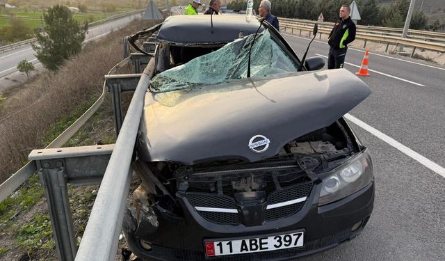 Bilecik'te bariyere çarpan otomobilin sürücüsü yaralandı