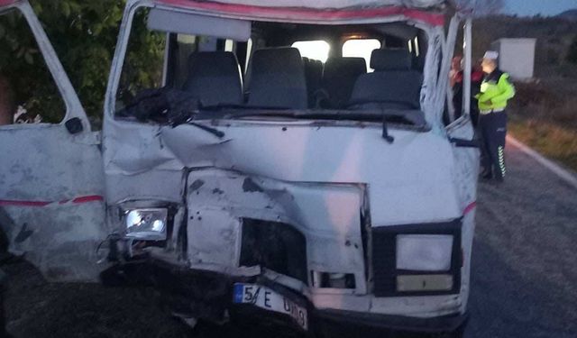 Bilecik'te traktörle minibüsün çarpıştığı kazada 3 kişi yaralandı