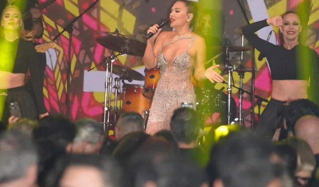 Demet Akalın'dan Antalya'da unutulmaz performans...