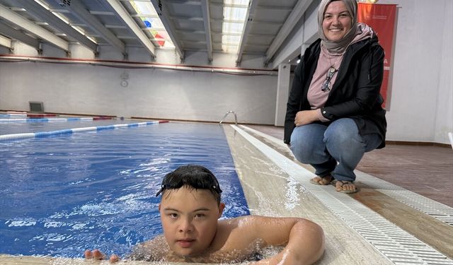 Down sendromlu Kayra, 6 yıldır mutluluğa kulaç atıyor