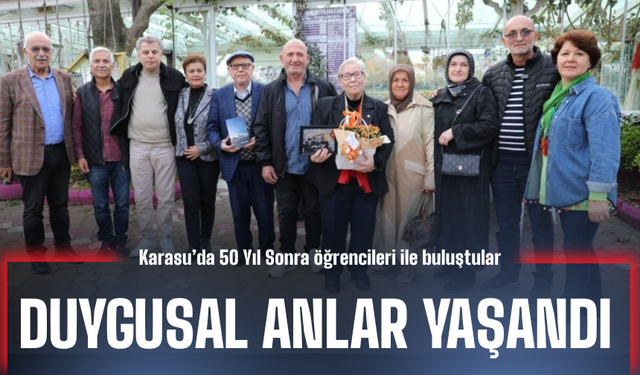 Karasu’da 50 Yıl Sonra Öğrencileriyle Buluşan Emekli Öğretmen Duygulandırdı