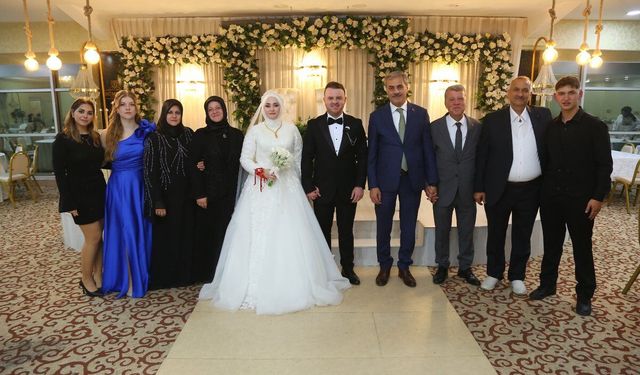 Başkan Alemdar, Elif ve Talha Çiftinin Düğün Cemiyetine Katıldı