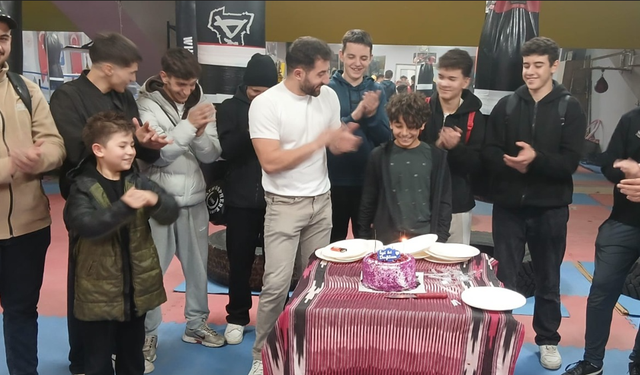Minik Boksör Nuseybe İbrahim’e Sürpriz Doğum Günü Kutlaması