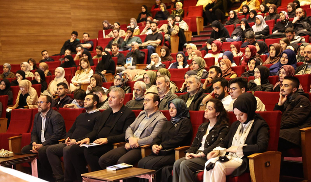 Serdivan’da “Doğu Türkistan Seyahatnamesi”ni Anlattı