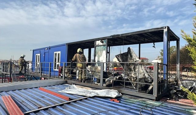 İstanbul'da bir üniversite kampüsündeki konteynerlerde çıkan yangın söndürüldü