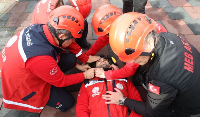 Öğretmenler olası afetlerde hayat kurtarmaya hazırlanıyor