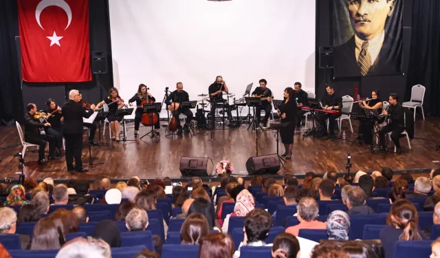 Öğretmenlerden Oluşan Orkestra Sahneye Çıktı, Performans Ayakta Alkışlandı