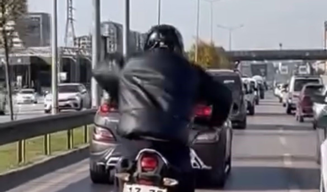 Bursa’da Sürücü Motosikletini Ata Biner Gibi Sürdü