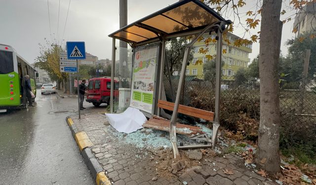 Park Halindeki Araç Kendiliğinden Hareket Edip Otobüs Durağına Çarptı