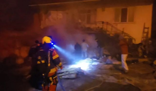 Balıkesir'de evin altında bulunan ahırda yangın çıktı