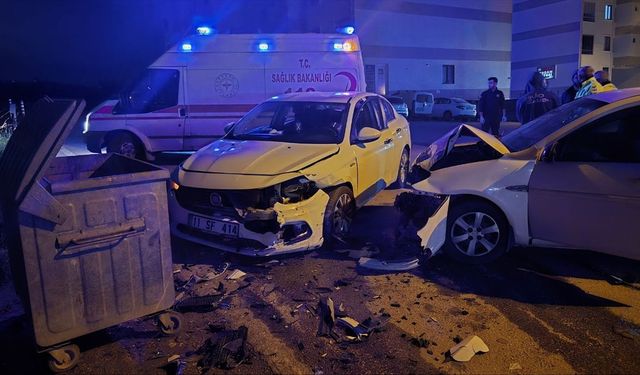 Bursa'da iki otomobilin çarpıştığı kazada sürücüler yaralandı