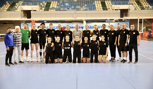 Lider Sakarya Voleybol, kritik PTT deplasmanına çıkıyor