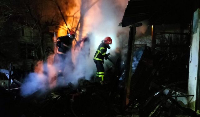 Tek katlı ev yandı