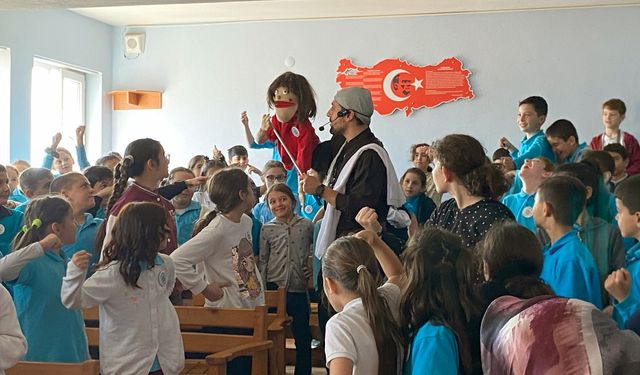 “Akça” Çocuk Tiyatrosu 16 İlçede Miniklerle Buluştu