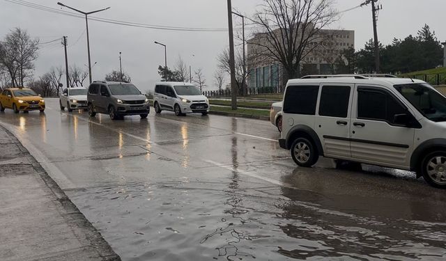 Sağanak yağış caddeleri göle çevirdi!