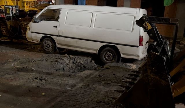 Bahçelievler'de kuvvetli yağış nedeniyle çöken yolda çukur oluştu