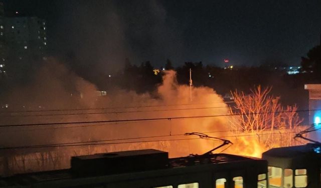 Bakırköy'de metro durağının yanındaki elektrik kablolarında çıkan yangın söndürüldü
