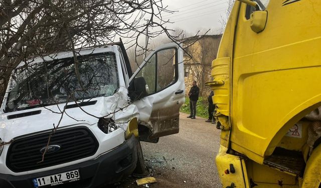 Bilecik'te kamyonla kamyonetin çarpıştığı kazada 4 kişi yaralandı