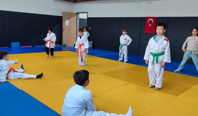 Karapürçek’te Judo Eğitimleriyle Geleceğe Güçlü Nesiller Yetişiyor