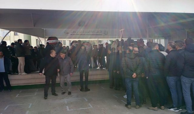 İş Makinesinin Altında Kalan Belediye İşçisi Son Yolculuğuna Uğurlandı