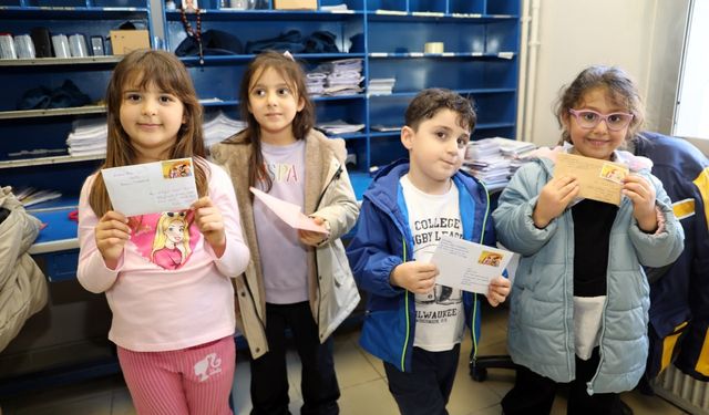 Anaokulu öğrencileri ilk mektuplarını PTT'ye teslim etti
