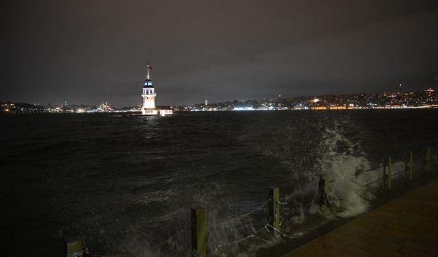 Üsküdar'da dolu yağışı etkili oldu
