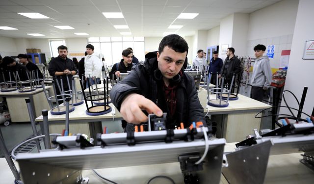 Teknoloji lisesi öğrencileri SUBÜ’yü ziyaret etti