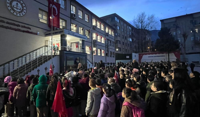 Minik öğrencilerden deprem şehitleri için anlamlı anma