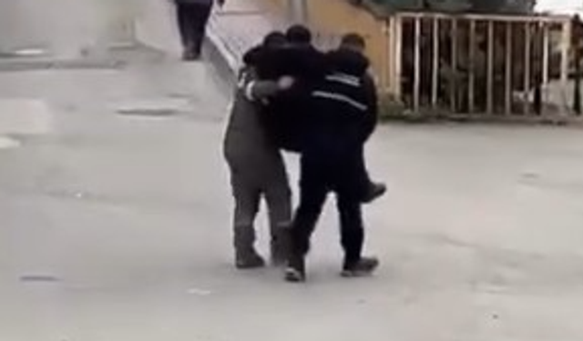 Rahatsızlanan yaşlı vatandaşı belediye işçileri kucaklarında taşıdı