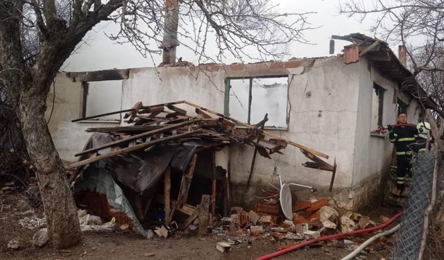 Bilecik’te tek katlı ev yangında küle döndü
