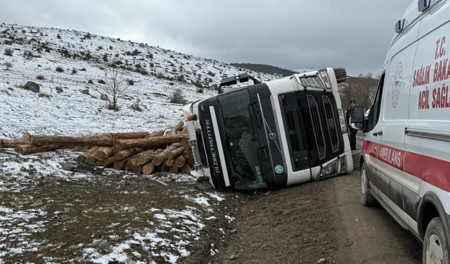 Dörtdivan’da Tomruk Yüklü Tır Devrildi: 1 Yaralı