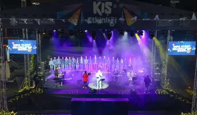 Selçuklu’da Gençler 90’lar Şarkılarıyla Sahnedeydi