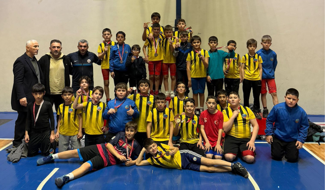 Serdivan Belediyesi Güreş Takımı’ndan Çifte Şampiyonluk