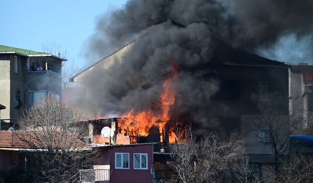 Ümraniye'de gecekonduda çıkan ve yanındaki eve sıçrayan yangın söndürüldü