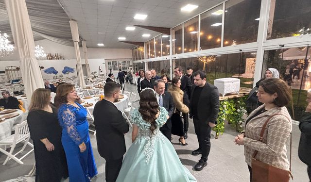 Ecevit Keleş’ten Genç Çifte Tebrik