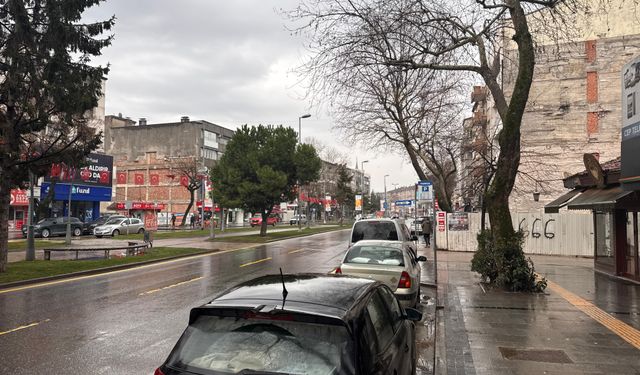 Adapazarı Pazar Gününe Yağışla Başladı! Şehir Merkezi Boş Kaldı...