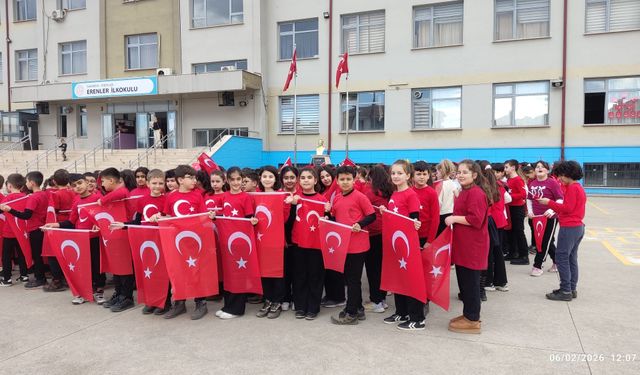 Minik Yüreklerden Bayrağa Büyük Saygı