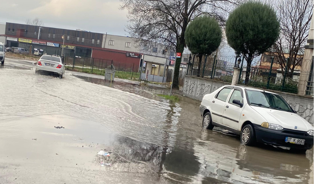 Zirai Aletler Sanayi Yolu Göle Döndü: Vatandaş ve Sürücüler Tepkili